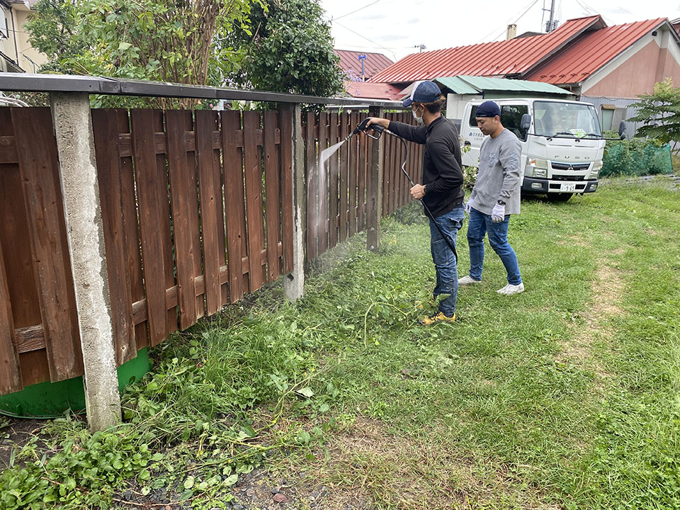 特殊施工事例　外部木部防虫防腐材塗装（造膜）　洗浄施工中