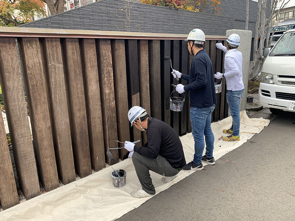 特殊施工事例　外部木部防虫防腐材塗装（浸透型）　施工中